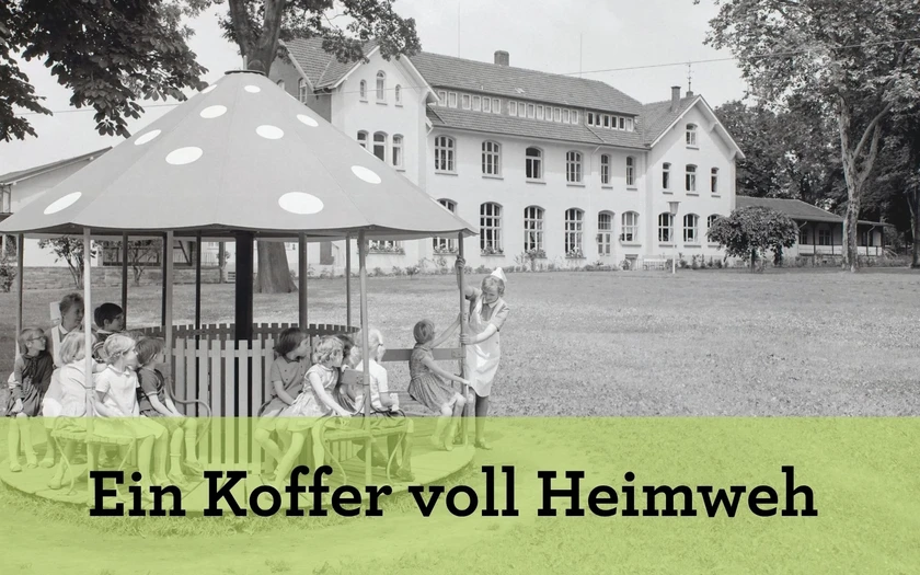 Titelbild "Ein Koffer voll Heimweh" Sonderausstellung; Kinder auf einem Karussell mit zwei Mitarneiterinnen vor dem Kinderkurheim Bad Sassendorf. Schwarz-weiß