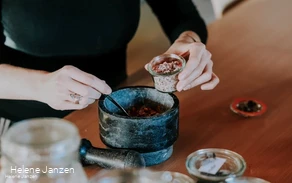 Im Erlebnismuseum Westfälische Salzwelten werden unterschiedliche Workshops für Erwachsene angeboten, zum Beispiel ein Gewürzsalz-Workshop.