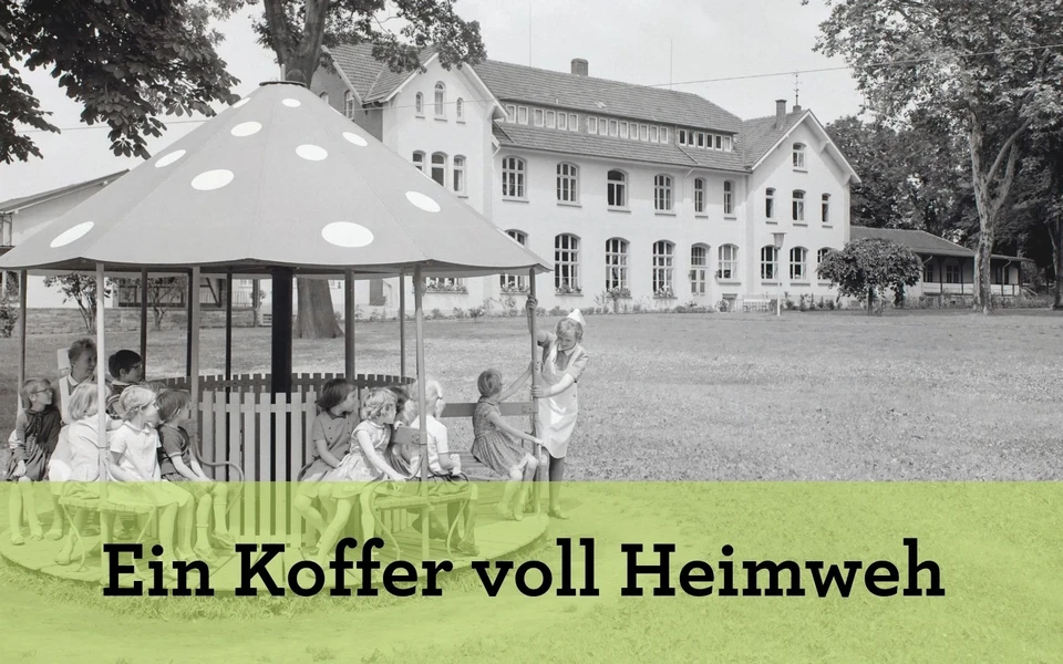Titelbild "Ein Koffer voll Heimweh" Sonderausstellung; Kinder auf einem Karussell mit zwei Mitarneiterinnen vor dem Kinderkurheim Bad Sassendorf. Schwarz-weiß