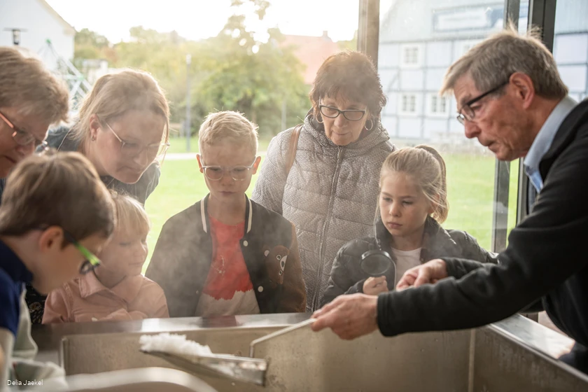 Sieden an der neuen Siedepfanne in den Westf&auml;lischen Salzwelten